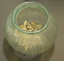 A glass urn  from a cremation tomb found in Nyon.