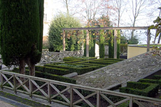 The roof garden of the Roman Museum in Nyon.