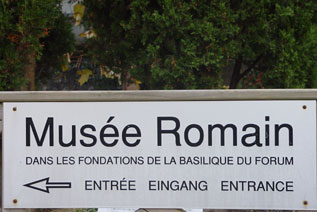 Sign pointing to the entrance. "Roman Museum in the foundation of the forum (basilica)"